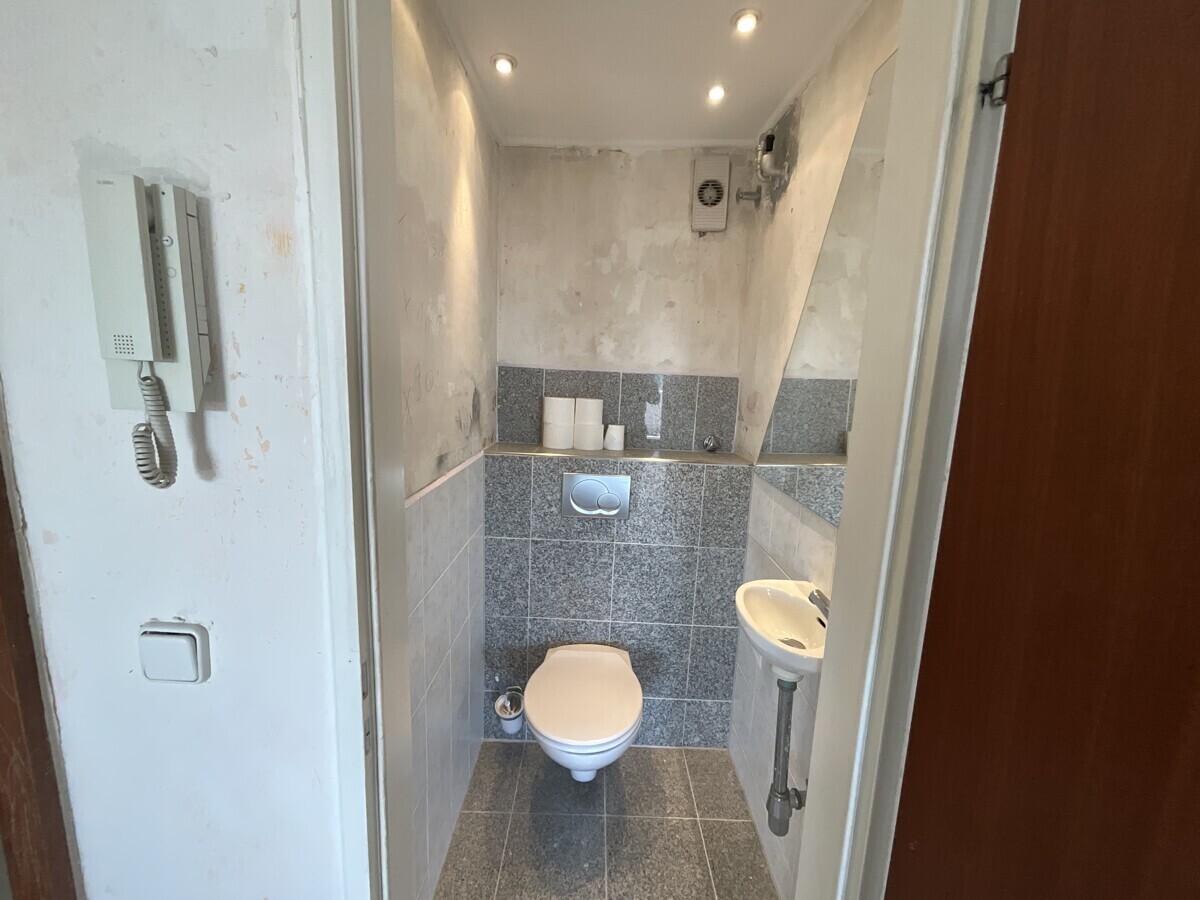 separates WC