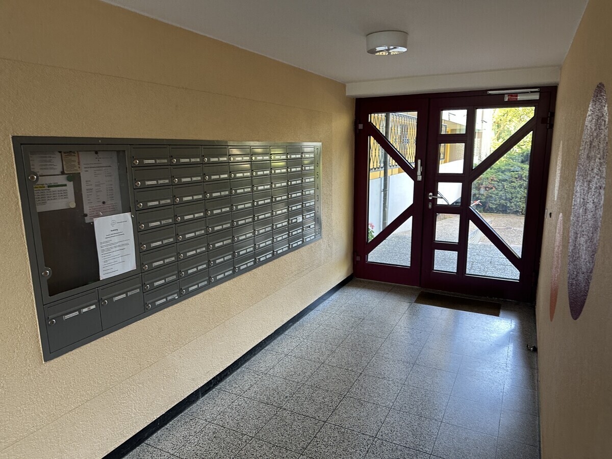 heller Eingangsbereich & Briefkästen