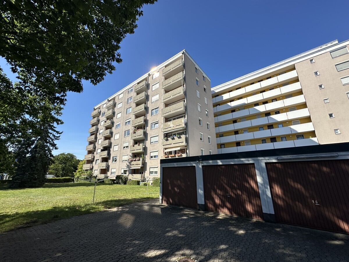 Blick vom Garagenhof auf die Wohnanlage