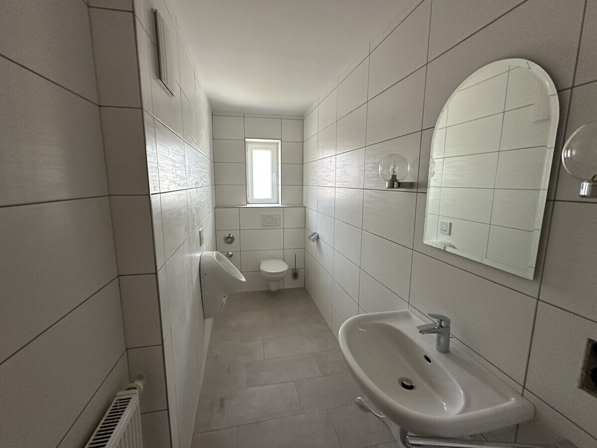 ZUSÄTZL. MÖGLICH: Büro / WC-Anlage