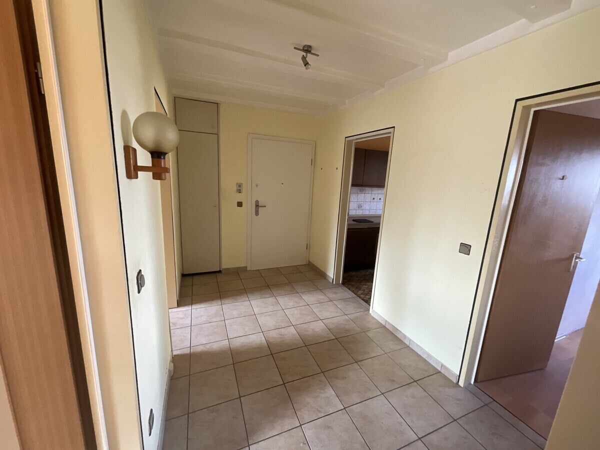 Flur mit Wohnungseingangstür