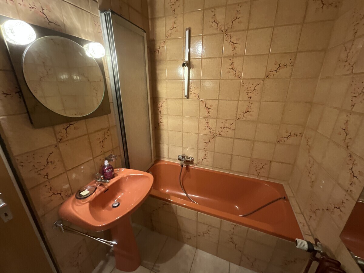 Badezimmer mit Badewanne und Waschbecken....