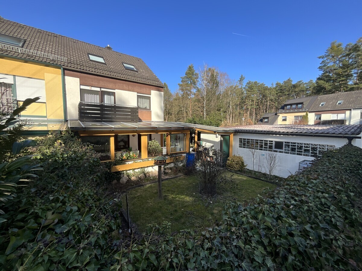 Gartenansicht mit Wintergarten und Garage