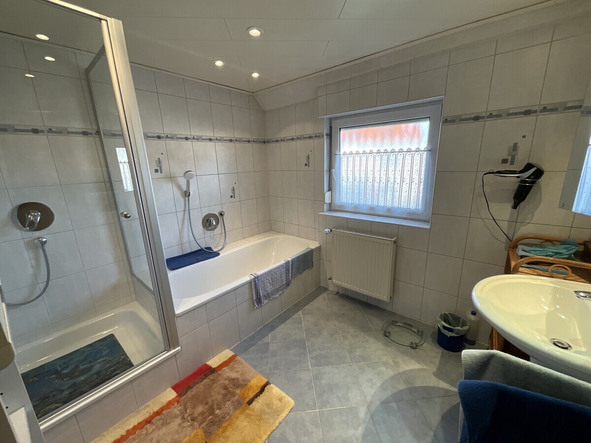 großzügiges Tageslichtbad mit Waschbecken...
