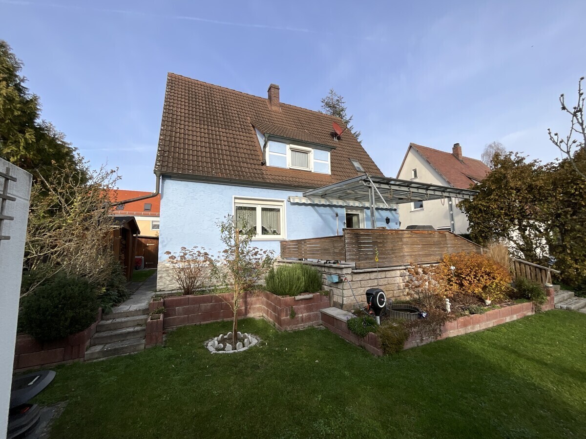 Blick auf das Haus mit Terrasse