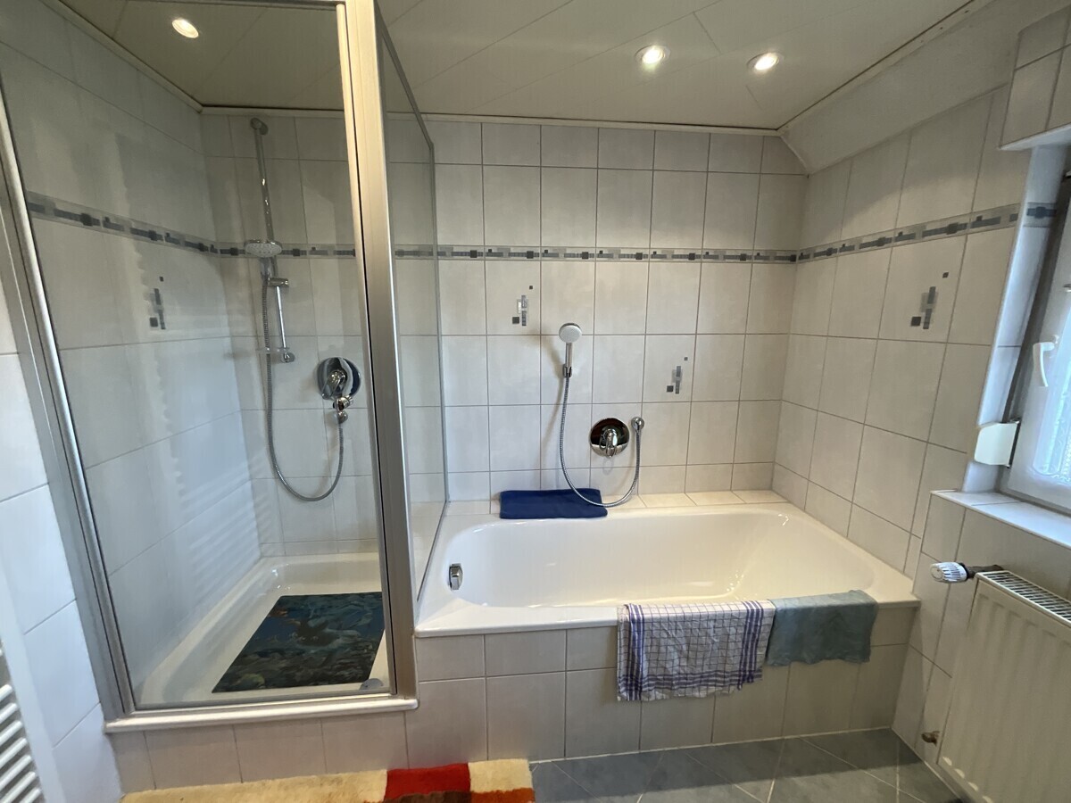 ...Dusche und Badewanne