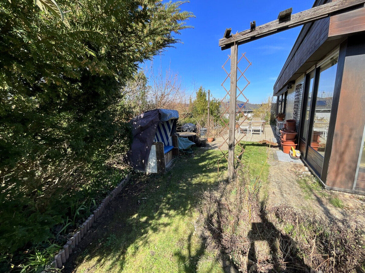seitlicher Gartenbereich