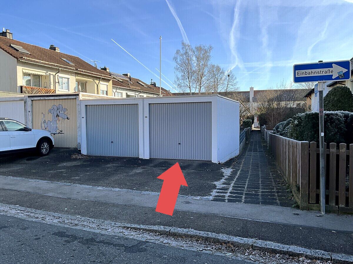 Garage & Weg zum Haus