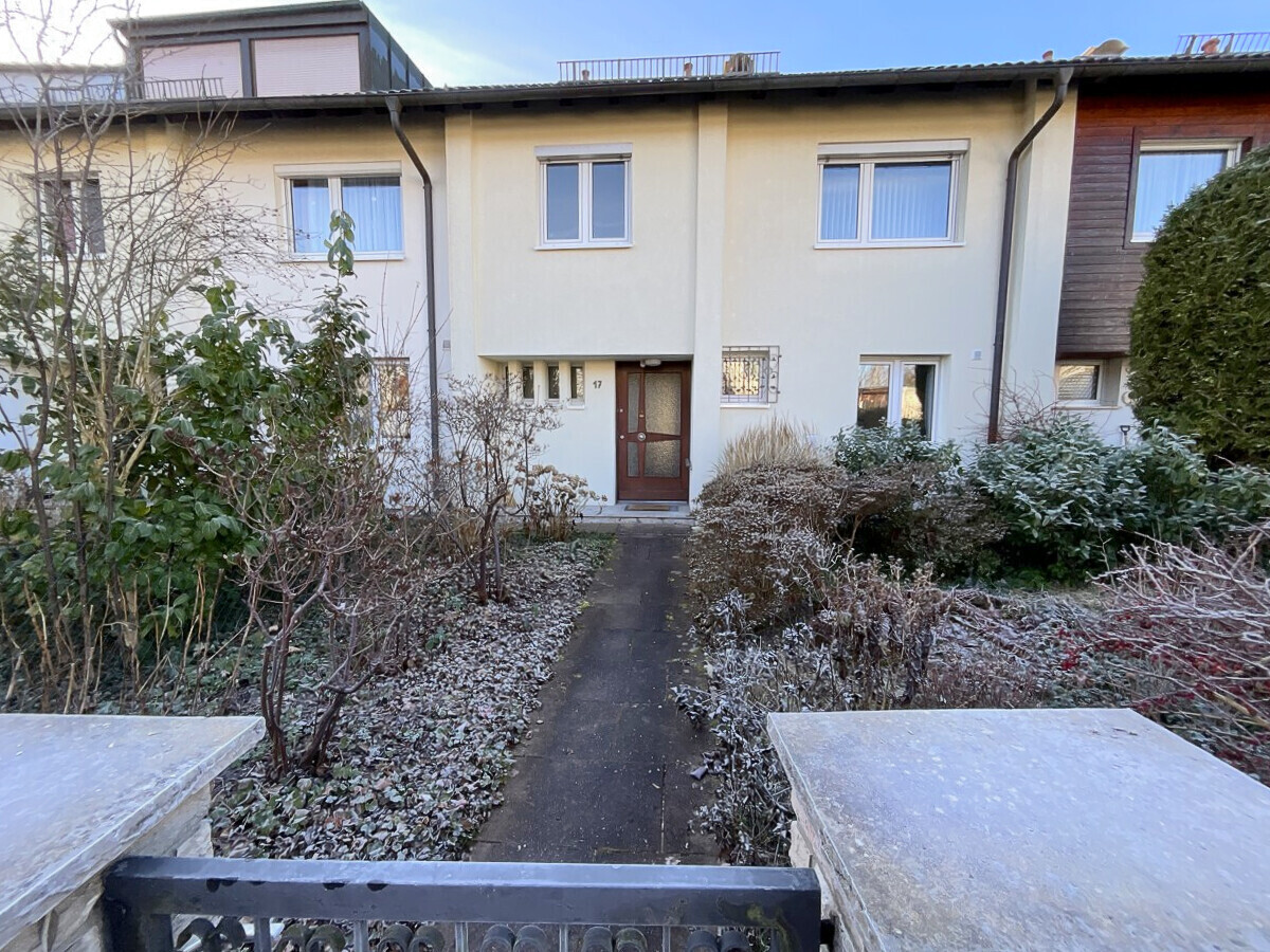 Hausansicht mit Vorgarten