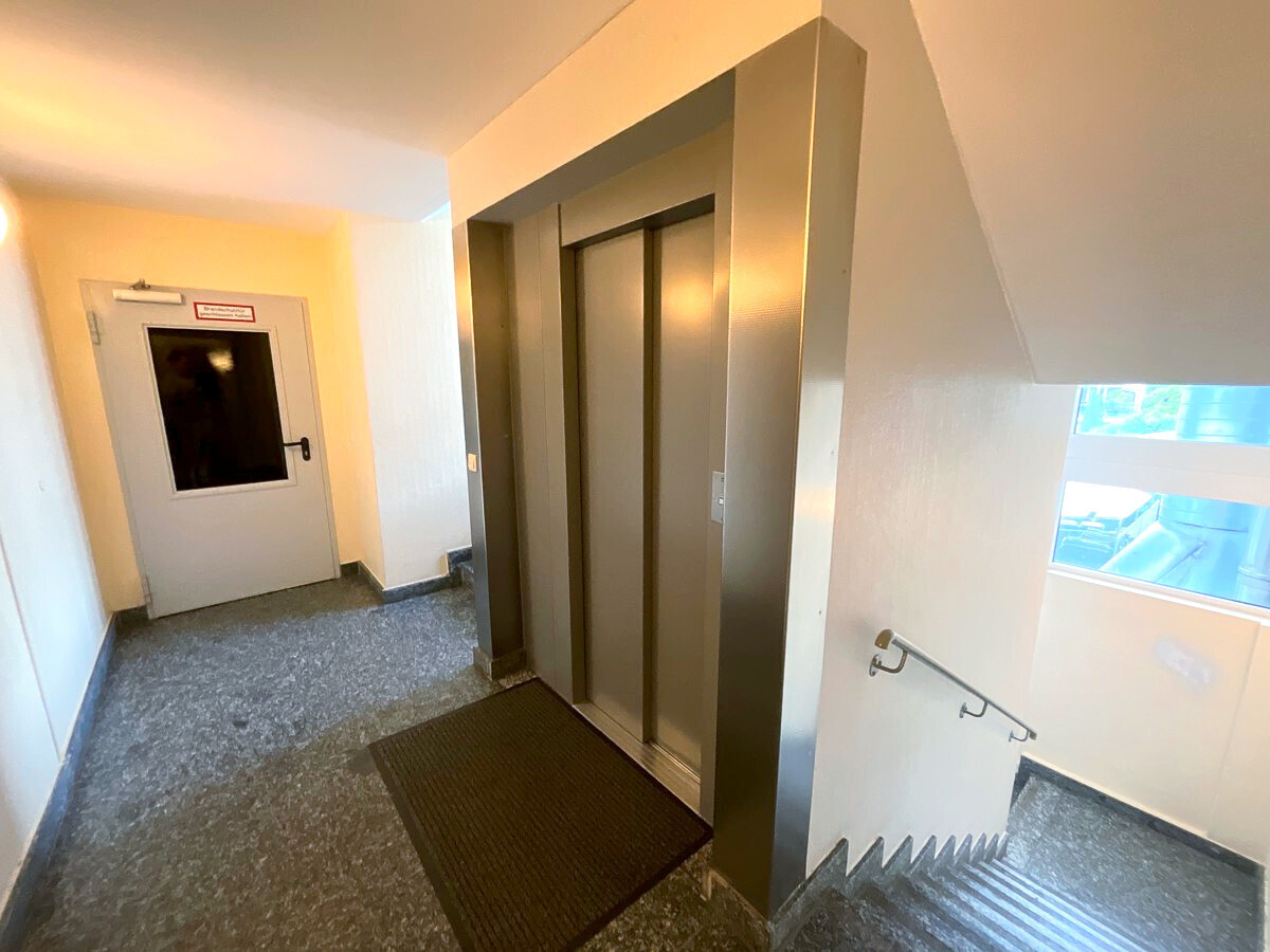 Treppenhaus mit Aufzug