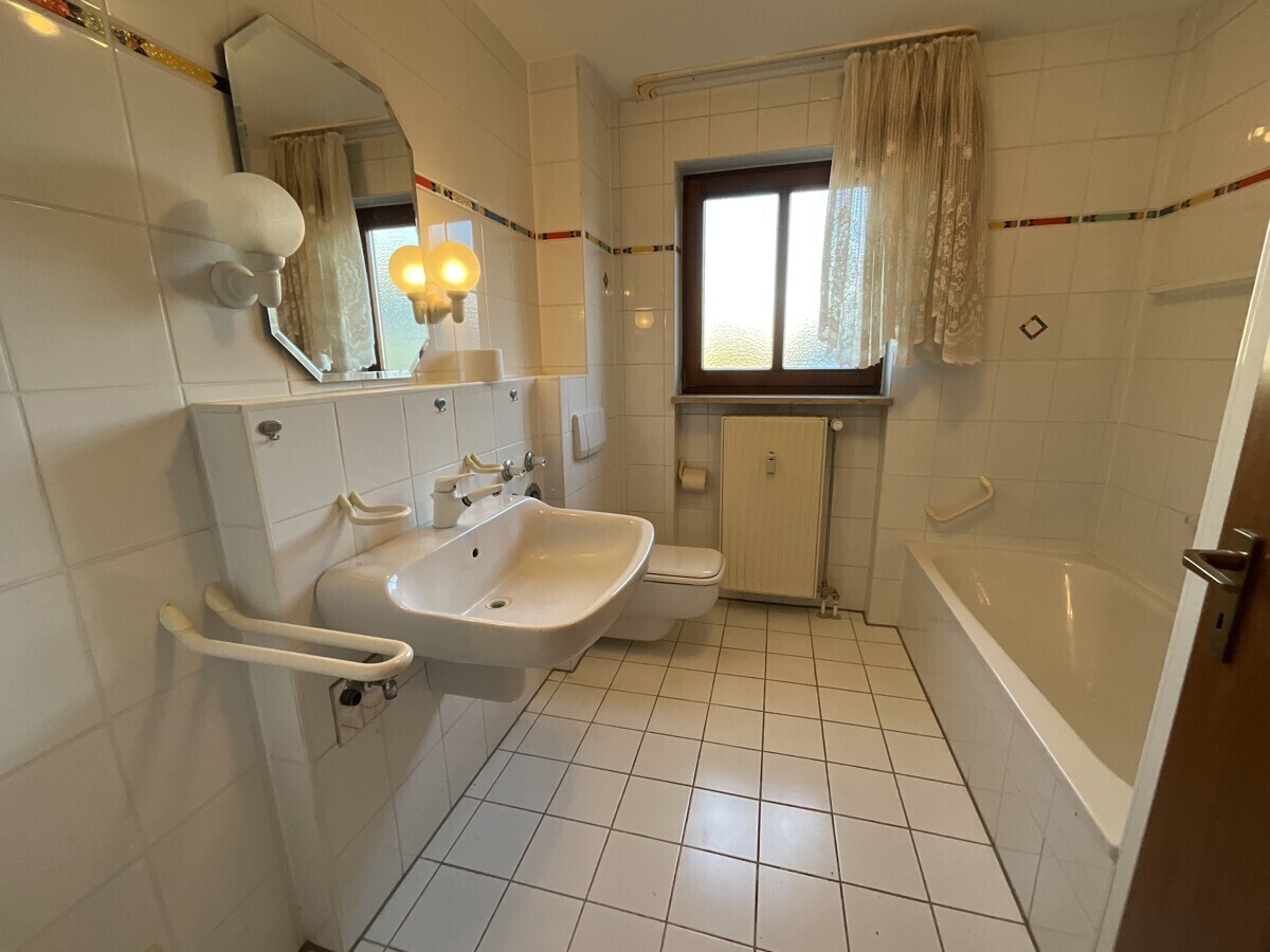 tagesbelichtetes Badezimmer