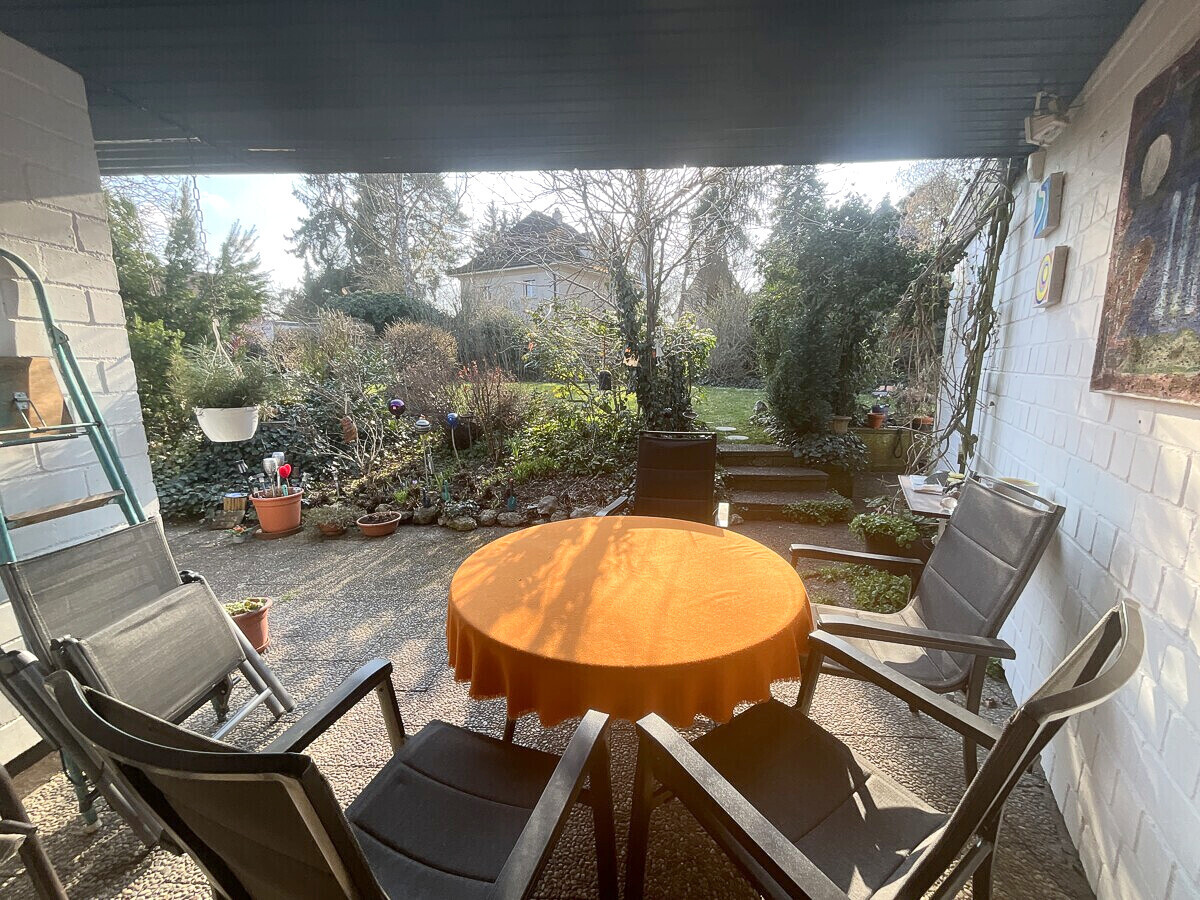 Blick von der Terrasse in den Garten
