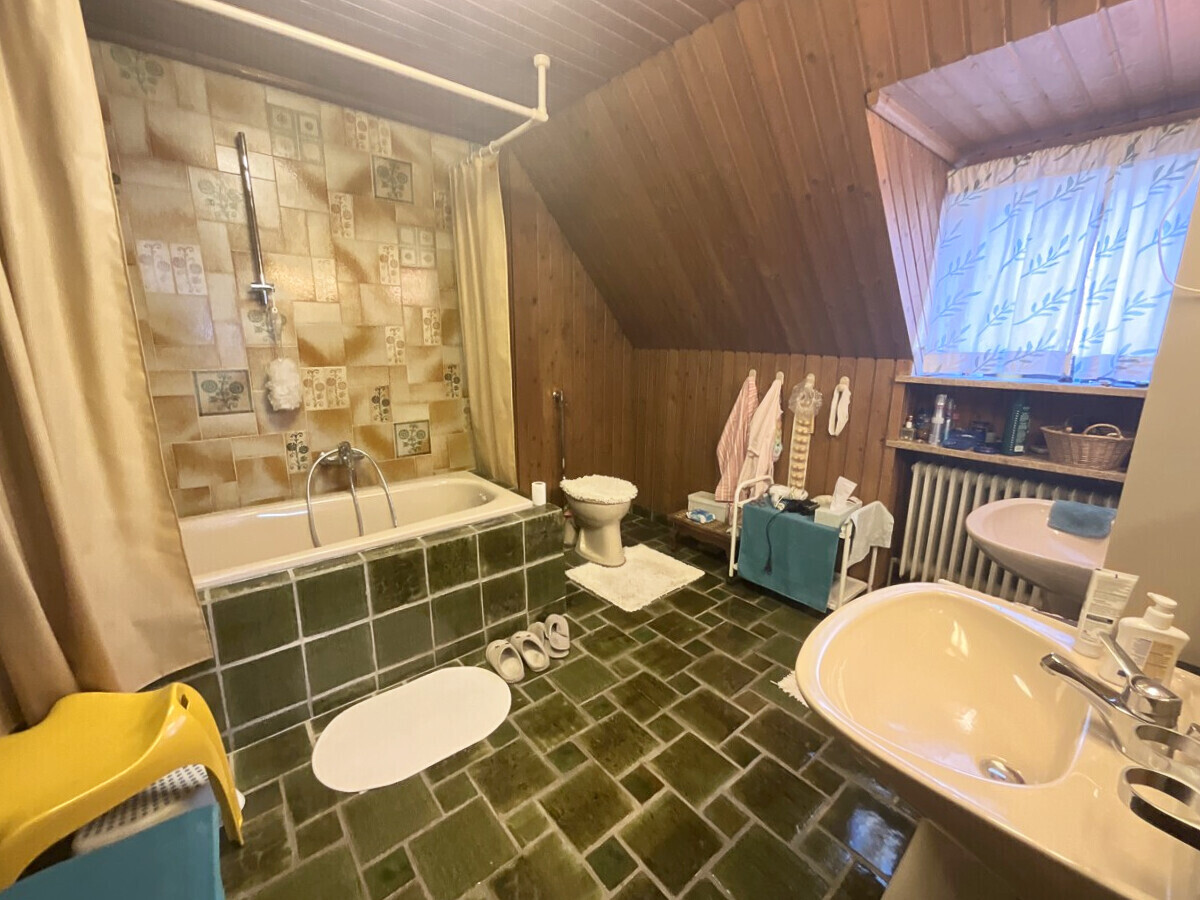 Badezimmer mit Badewanne, WC und Doppelwaschbecken