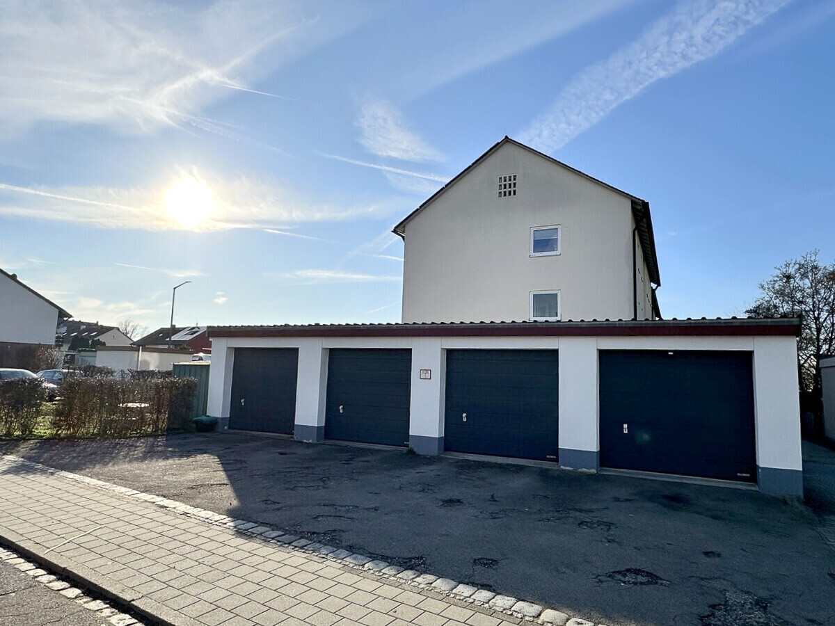 Giebelseite & Garagen