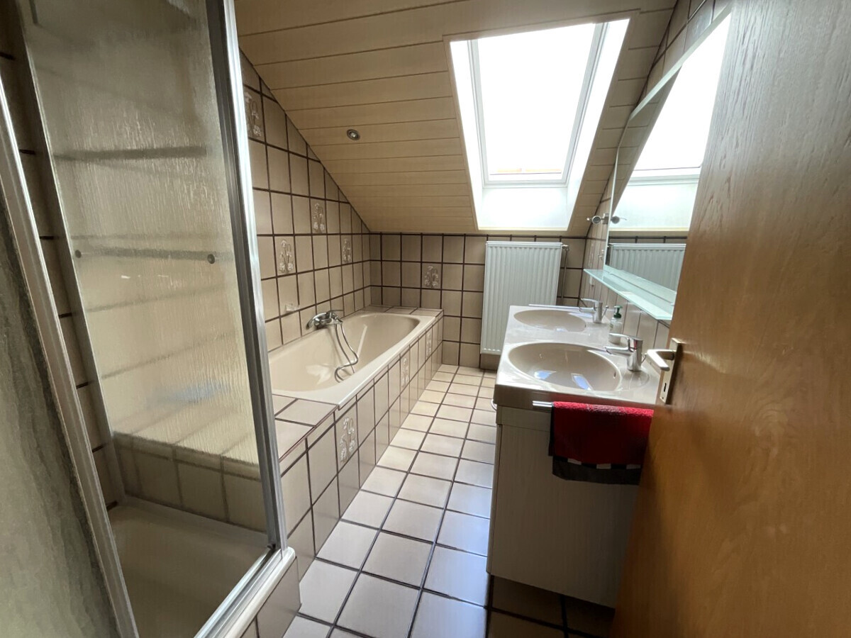 Badewanne und Dusche im DG