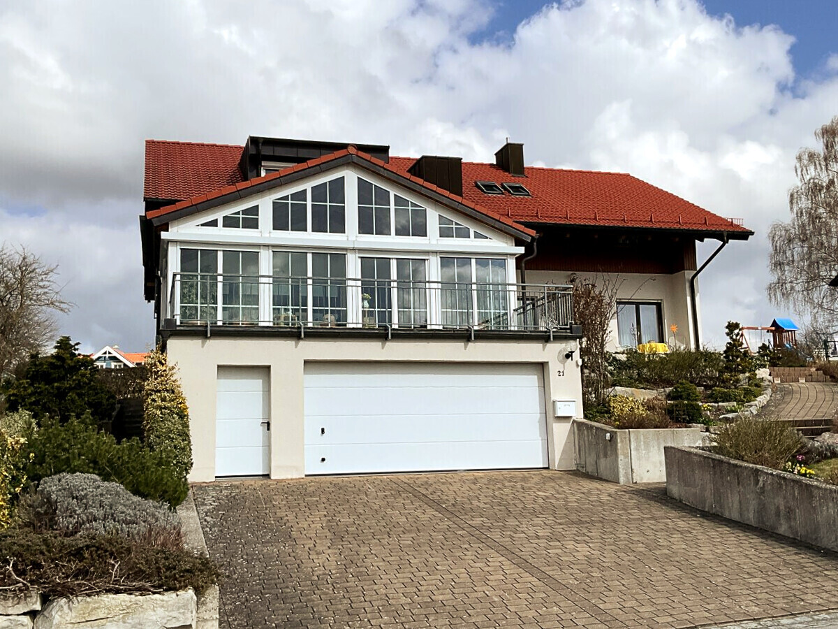 großer Wintergarten und Garage