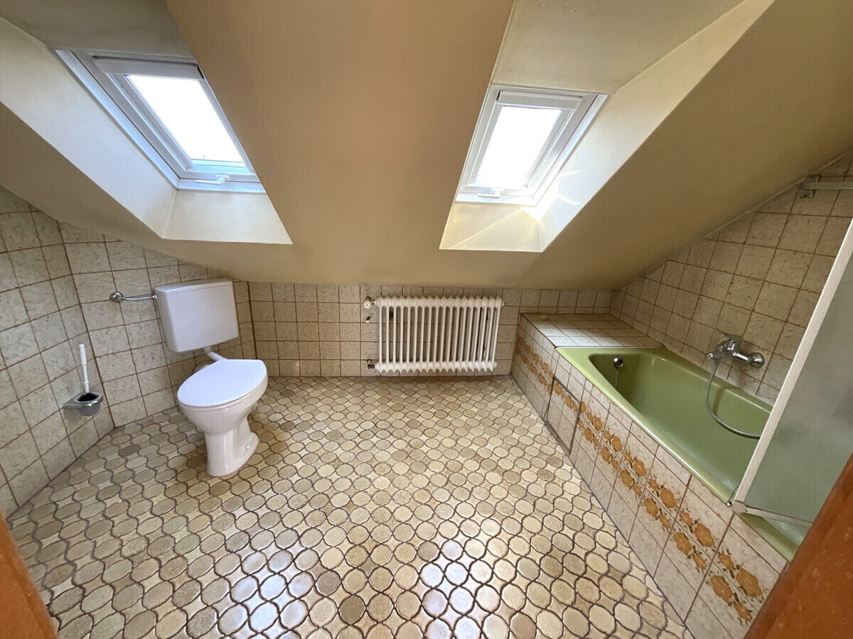 Bad mit Badewanne im DG