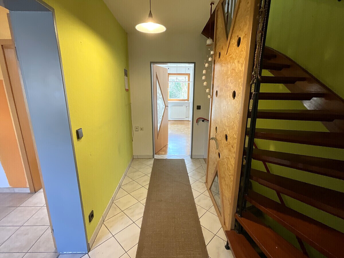 Diele mit Treppe ins OG