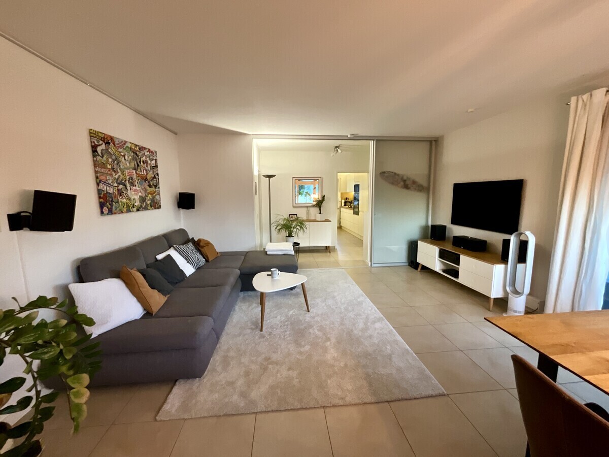 Wohn- und Esszimmer mit offener Glasschiebetüre