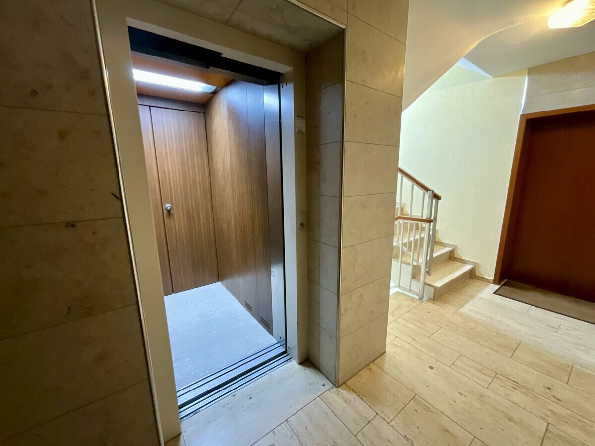 Aufzug, Treppenhaus
