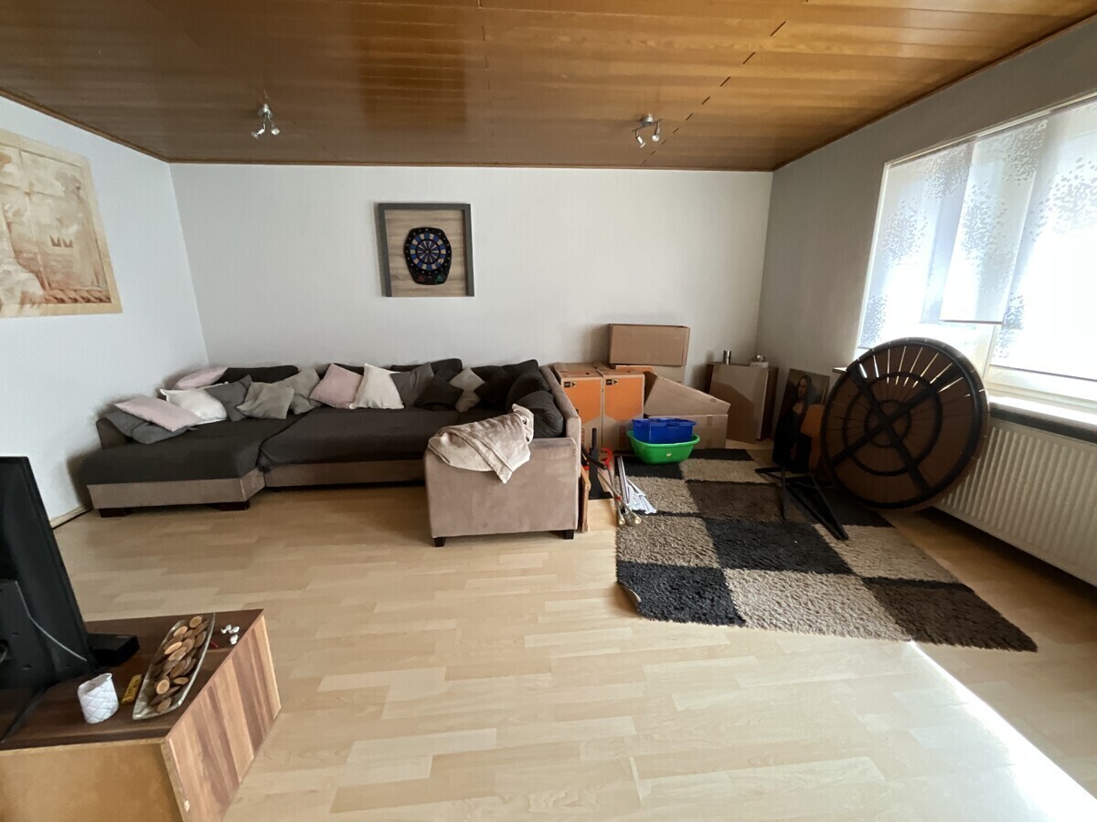 geräumiges Wohnzimmer