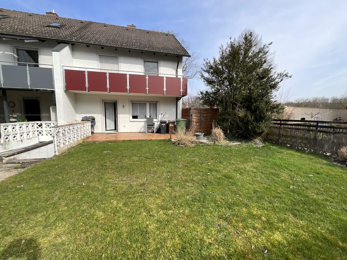 sonniger Garten zur eigenen Gestaltung