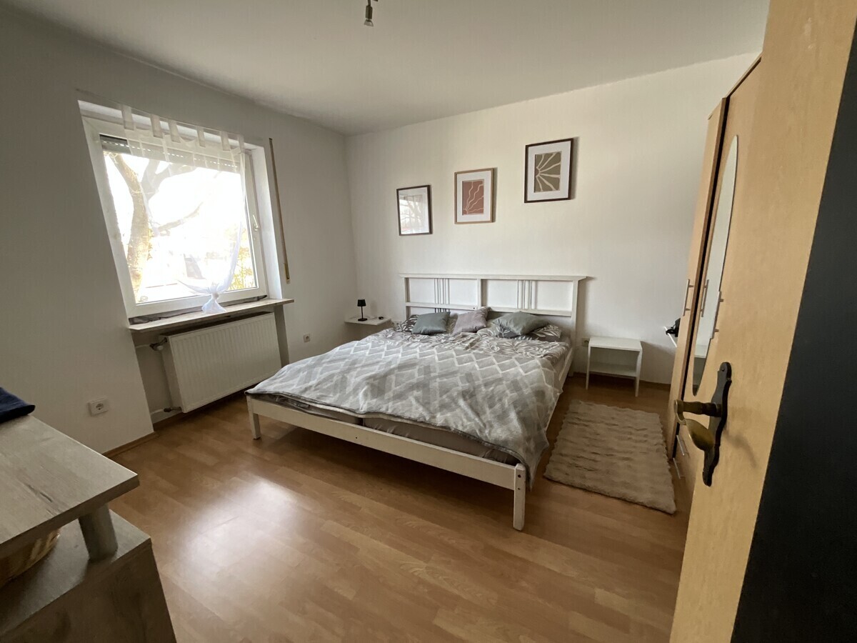 Schlafzimmer mit Platz für einen Kleiderschrank