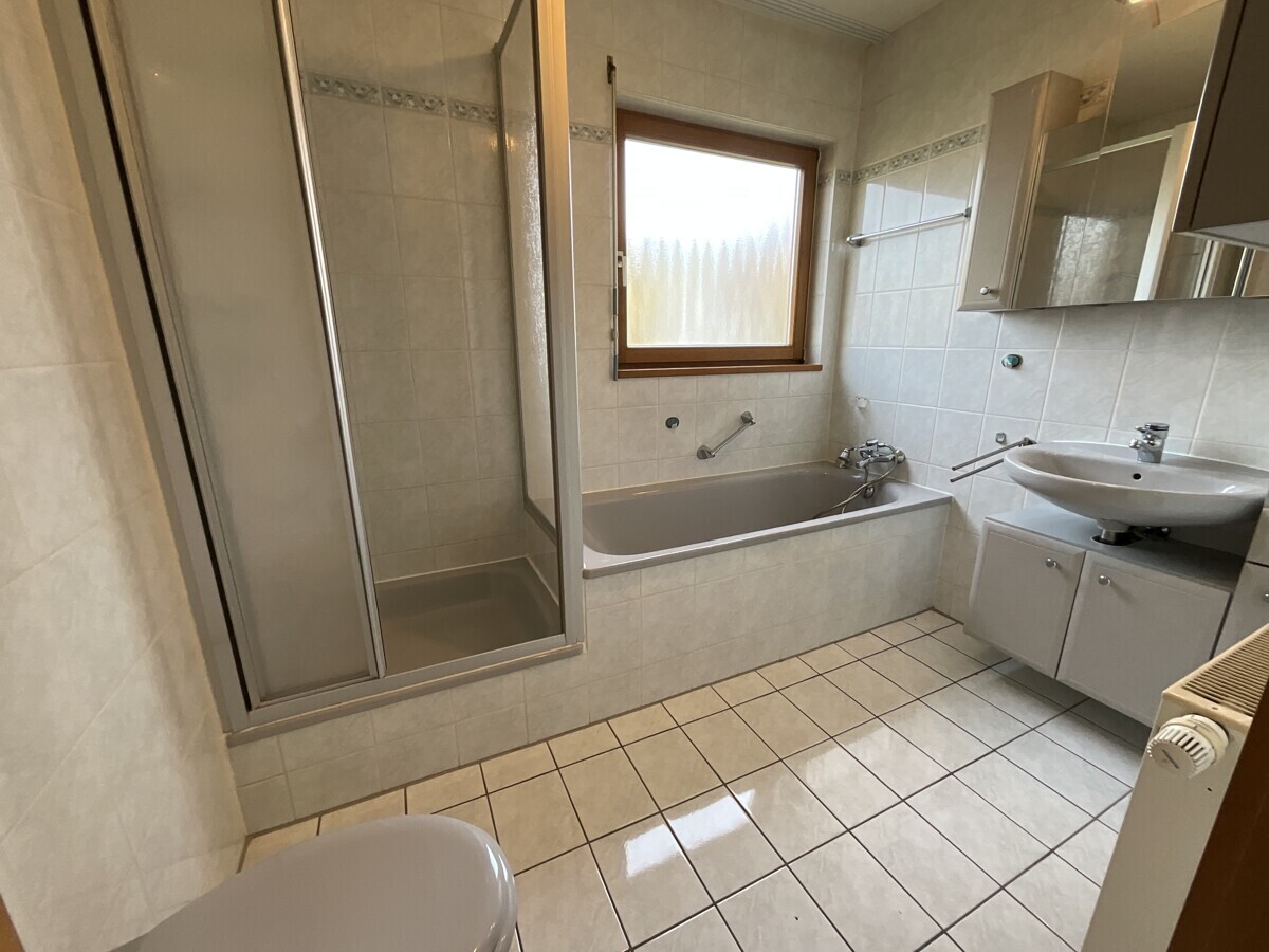 Tageslichtbad mit Badewanne und Dusche