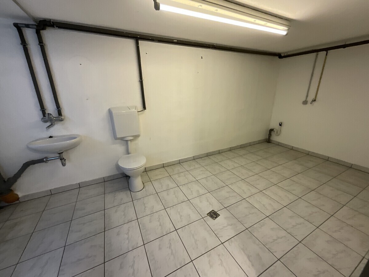 Waschraum mit WC und Waschbecken