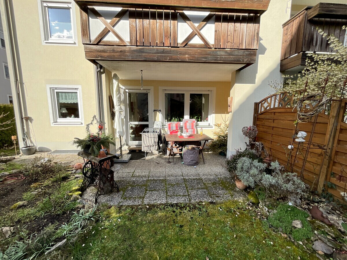 Terrasse mit viel Grün herum