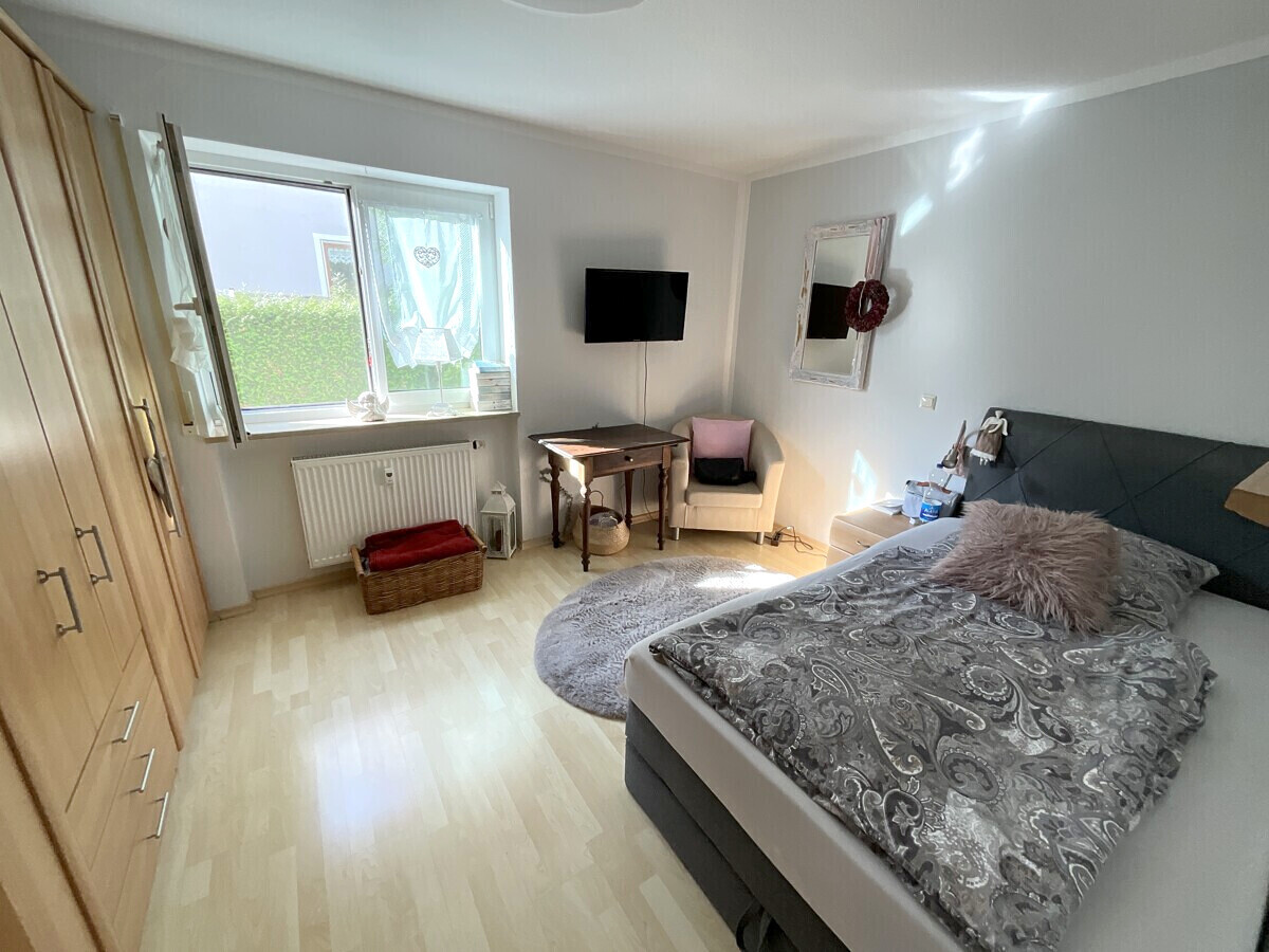 geräumiges Schlafzimmer