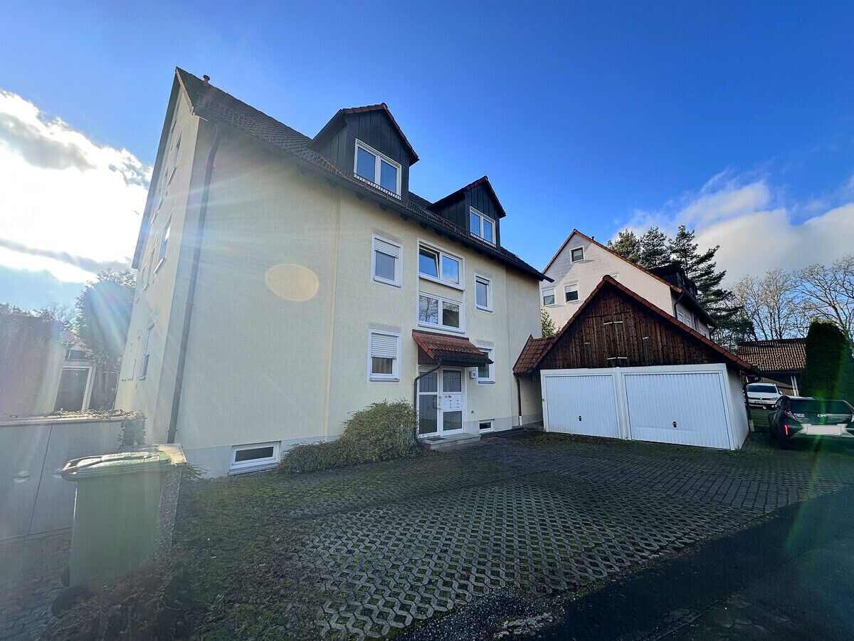 Wohnhaus mit Garage und Stellplatz