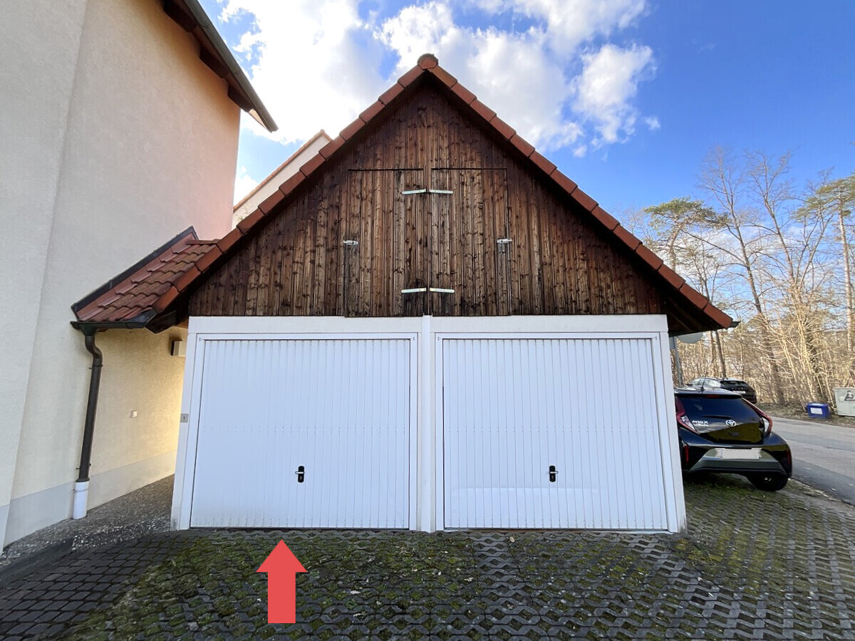 Garage (links) mit Platz im Dach