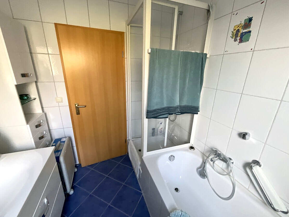 Tageslichtbad mit Badewanne und Dusche