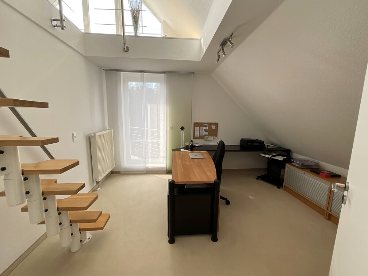 Büro mit ausgebautem Dachstudio