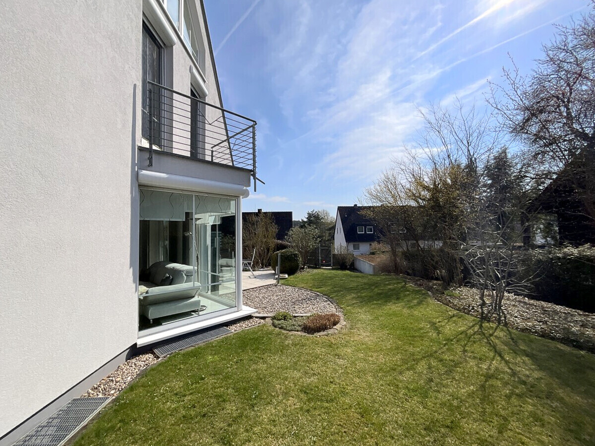 seitliche Gartenansicht