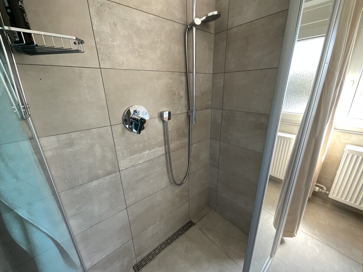 große, ebenerdige Dusche
