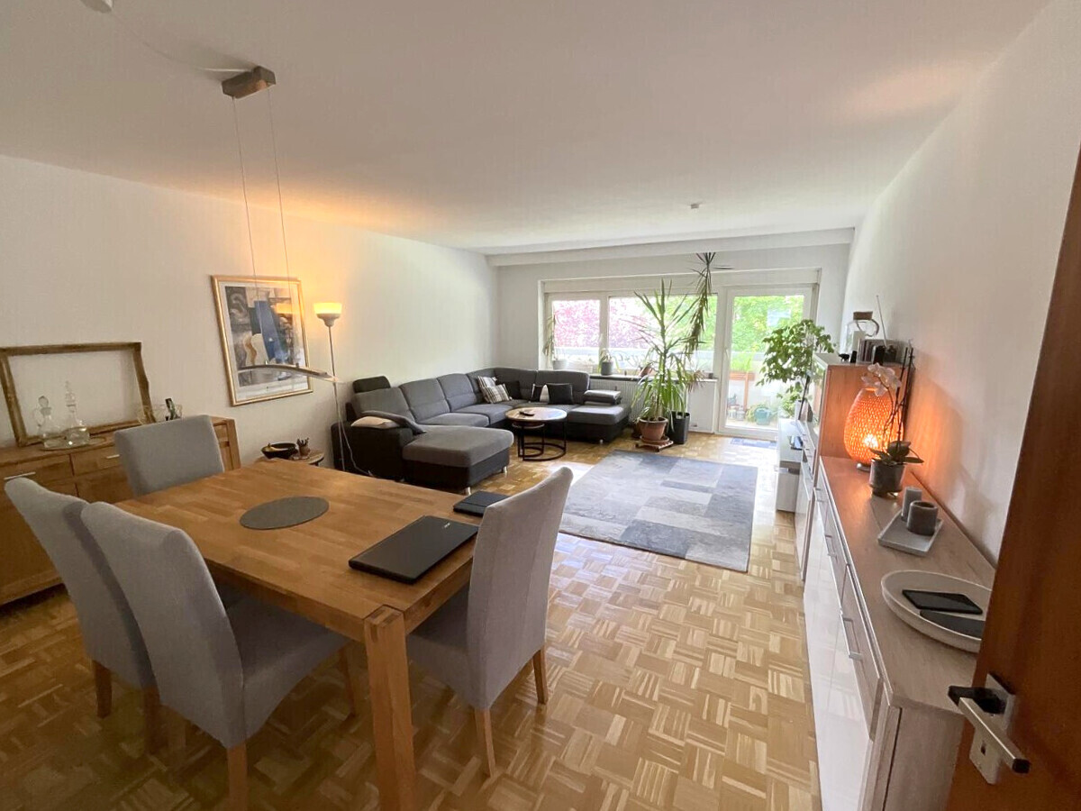 Blick in das Wohnzimmer und zum Balkon