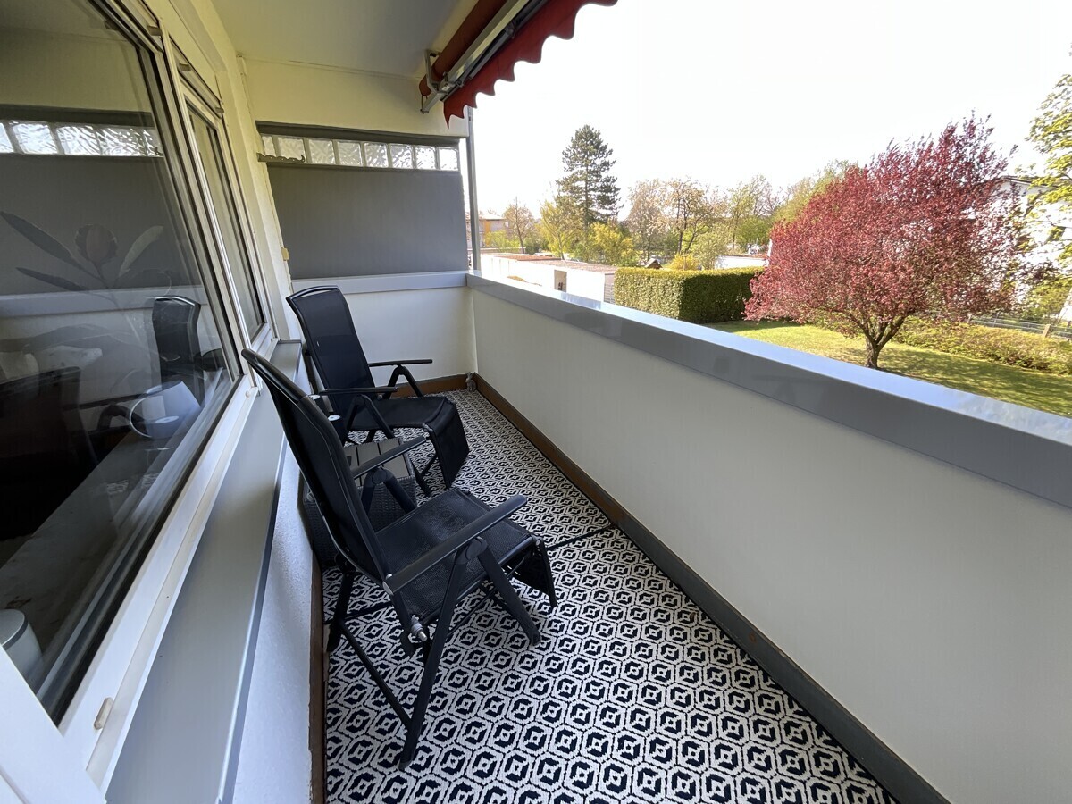 überdachter Sonnenbalkon mit Markise