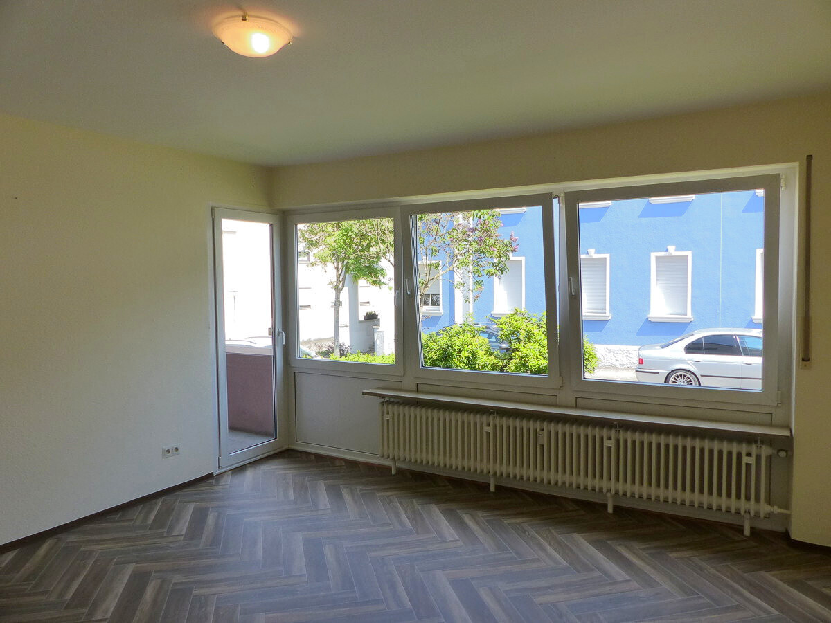 Wohnzimmer mit Balkonzugang