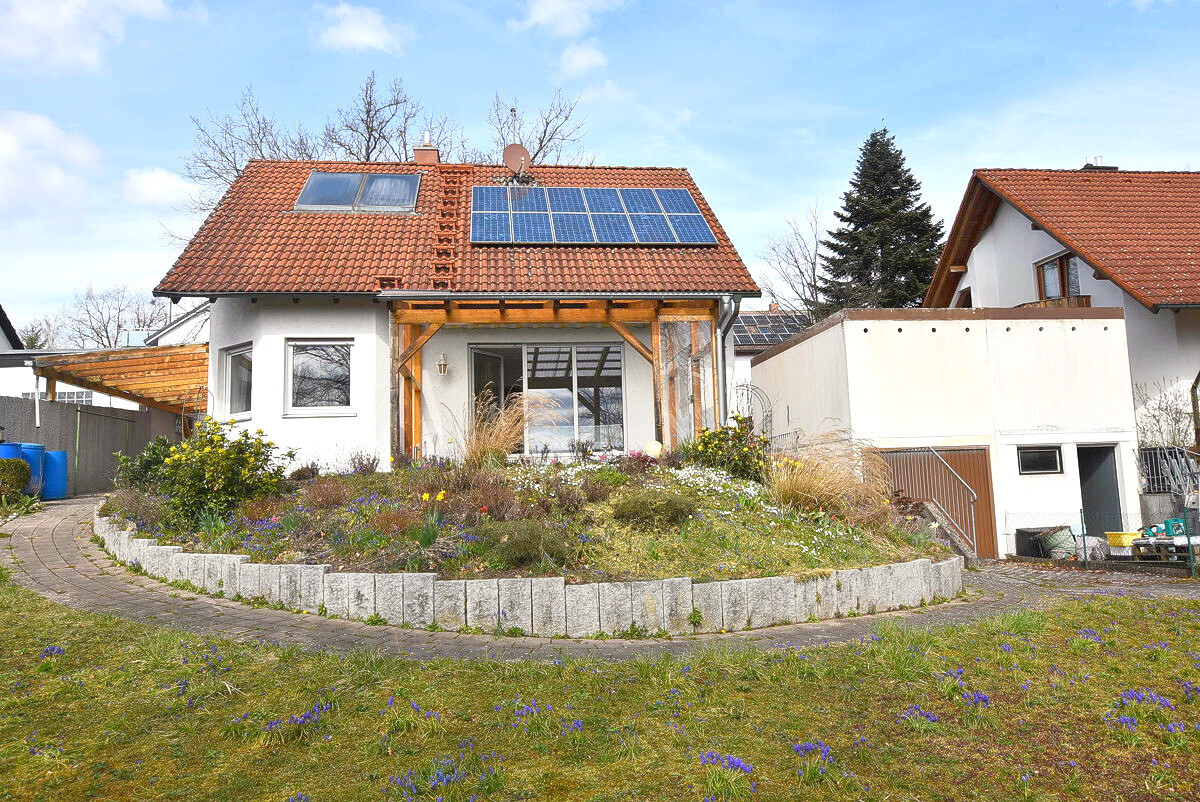 Gepflegtes Einfamilienhaus mit Garage und traumhaften Grundstück