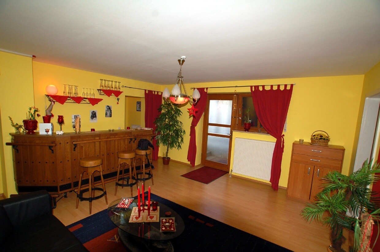 groÃŸer Empfangsbereich mit Bar