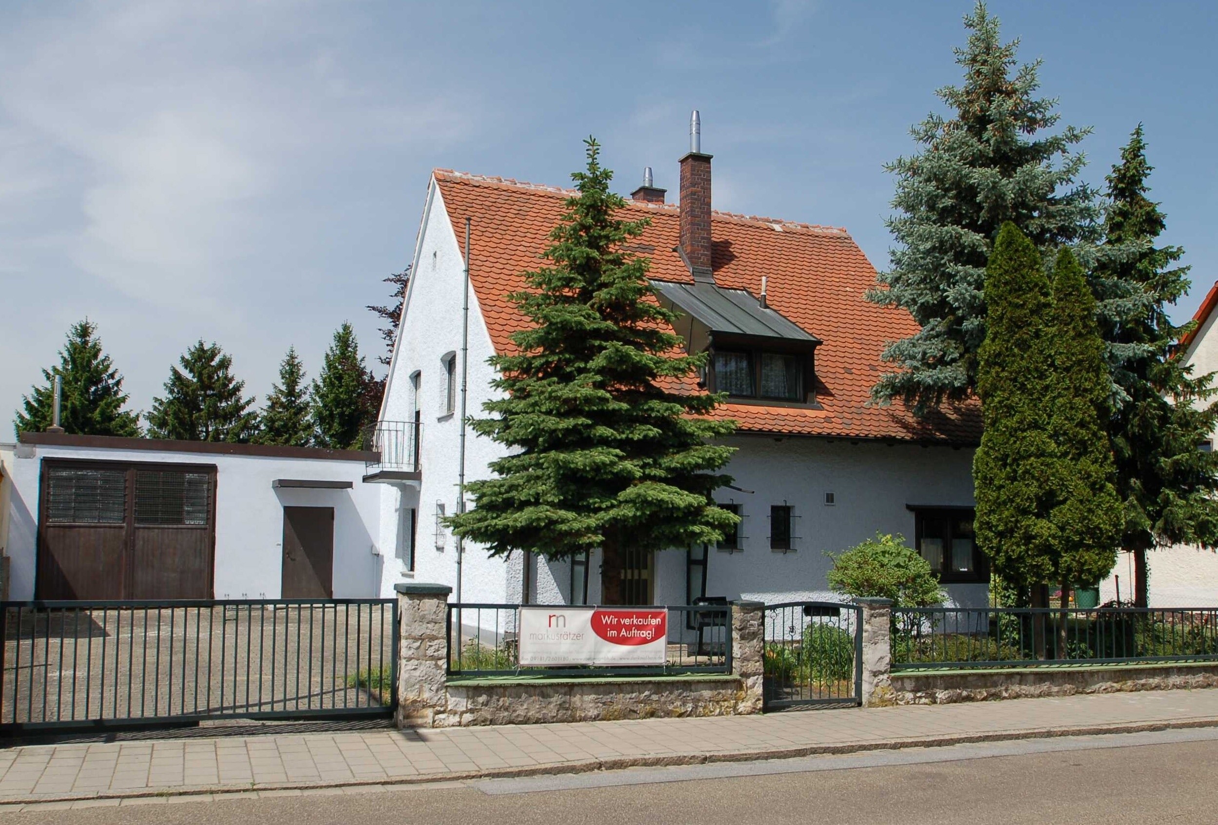 Ostansicht mit Garage