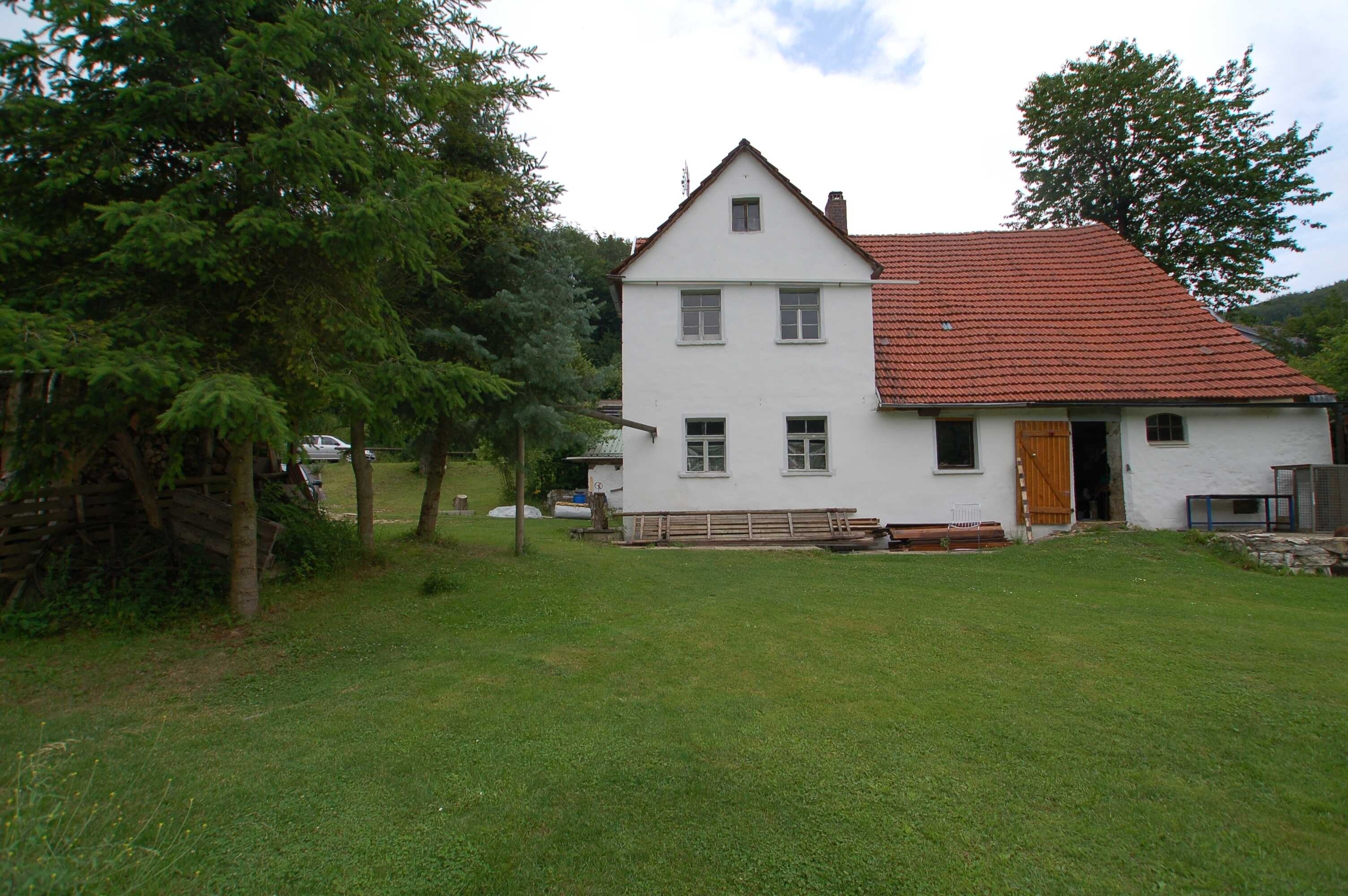 GrundstÃ¼cksansicht mit altem Bauernhaus