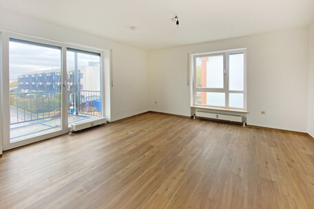 Heller Wohnraum mit Balkon