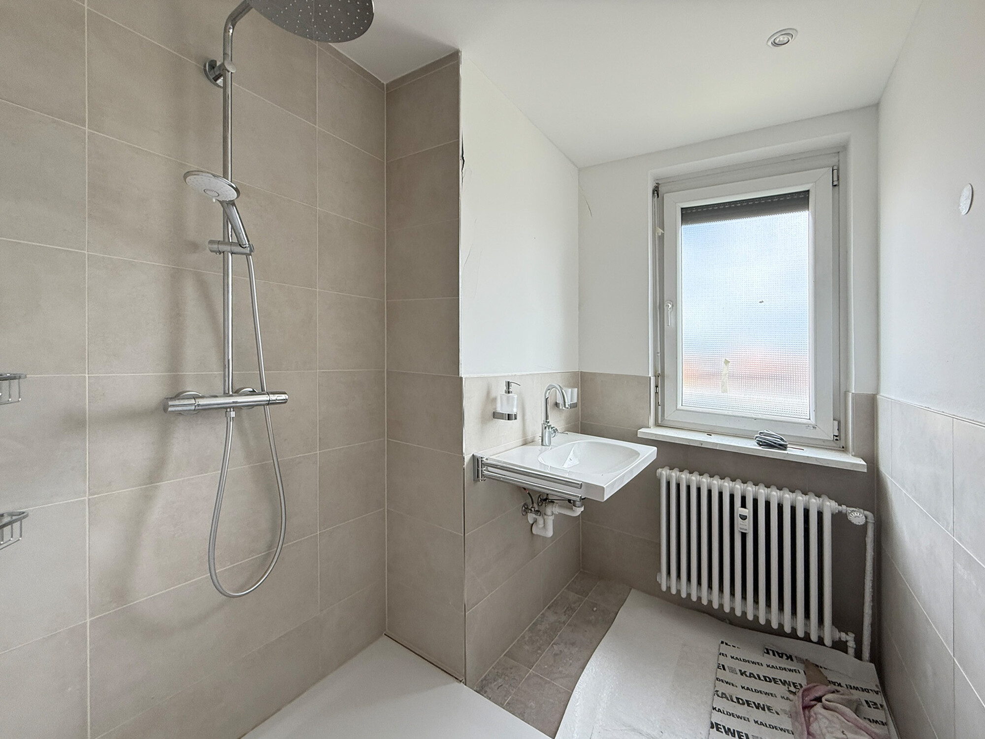 Erneuertes Badezimmer mmit Dusche