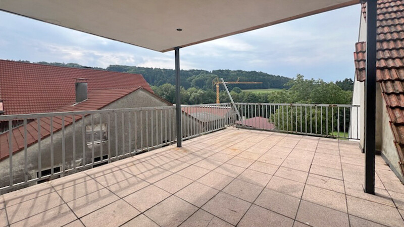 überdachte Terrasse mit Blick ins Grüne