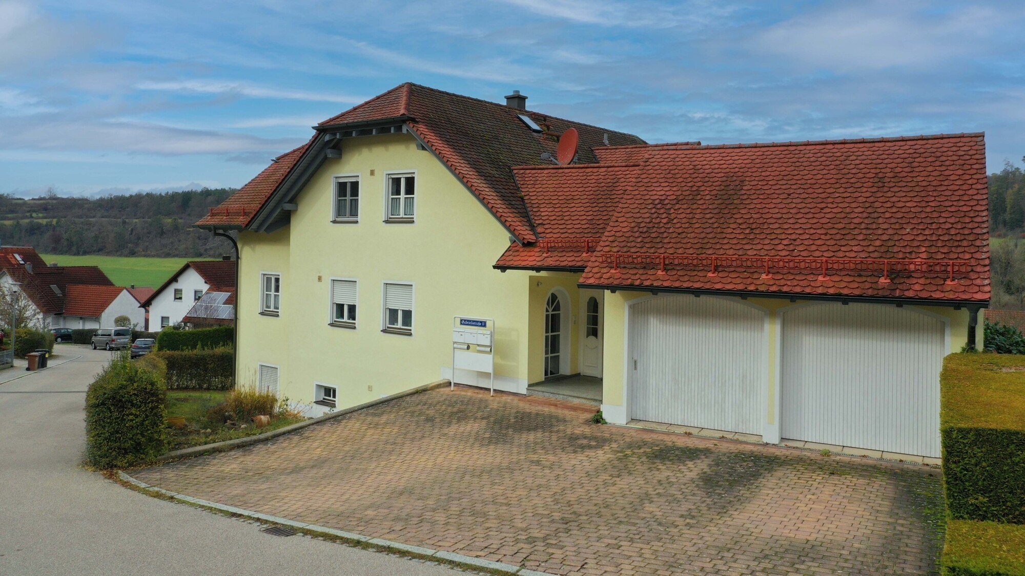 Einfahrt + Garagen