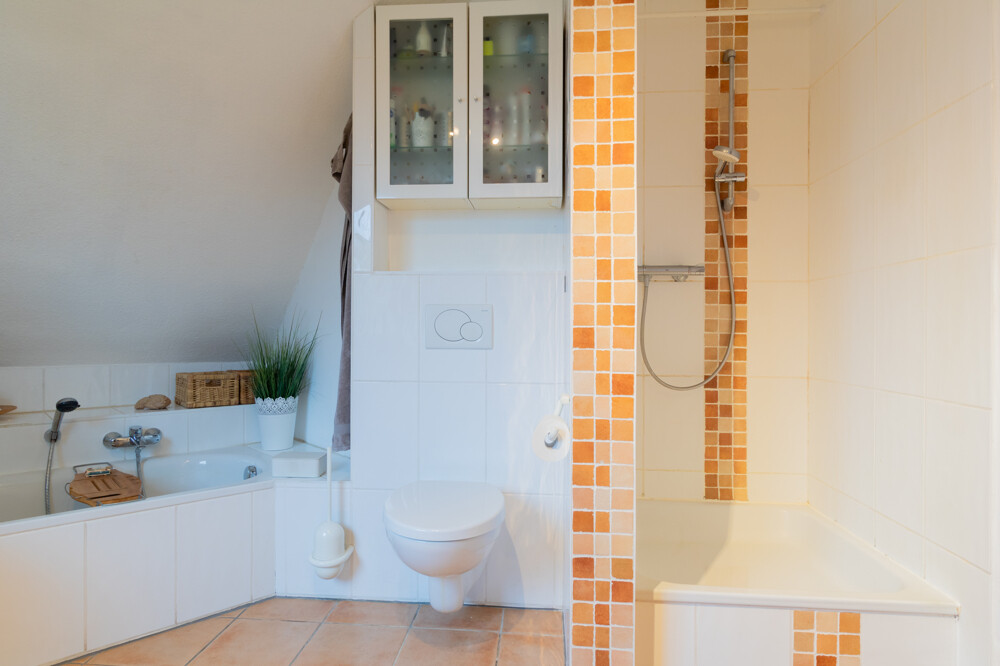 Badezimmer mit Wanne und Dusche 