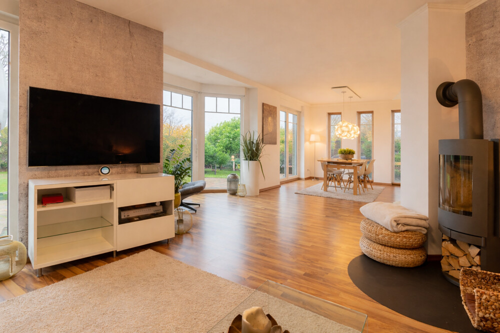 Wohn- und Essbereich mit Blick in den Garten 